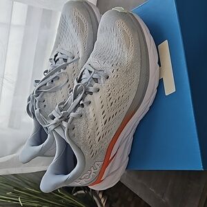 Hoka Clifton 8